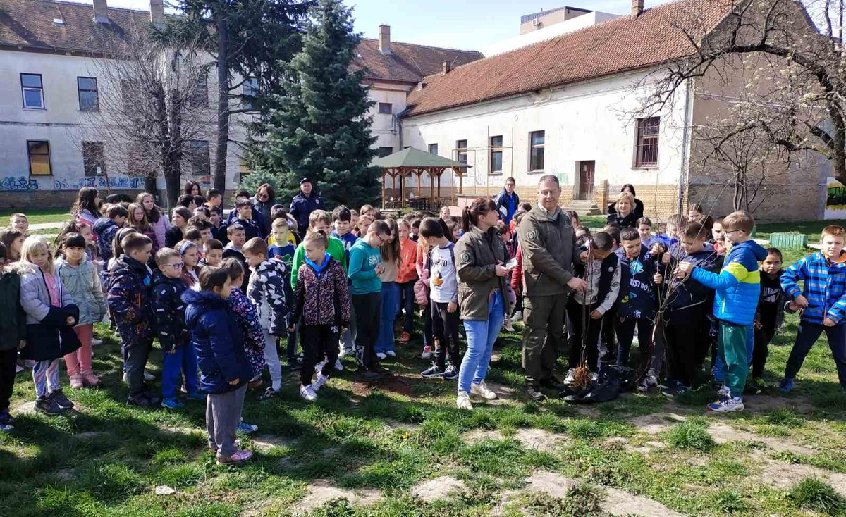Пролећно коло у школском дворишту
