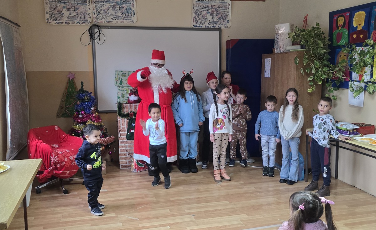 Деда Мраз обрадовао децу у Малом Баваништу